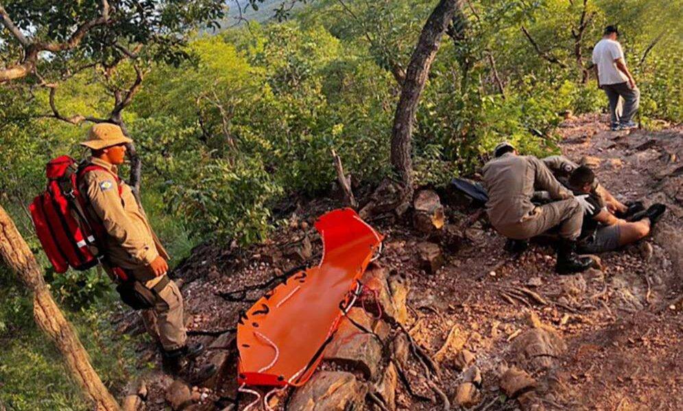 Corpo de Bombeiros Militar resgata jovem no Morro de Santo Antônio de Leverger