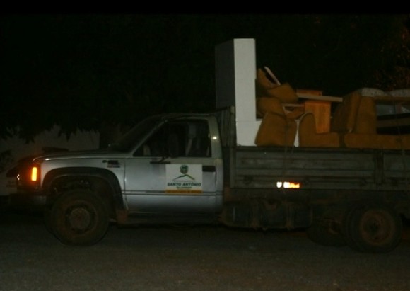 Empresário apanha após flagrar carro da prefeitura com mudança