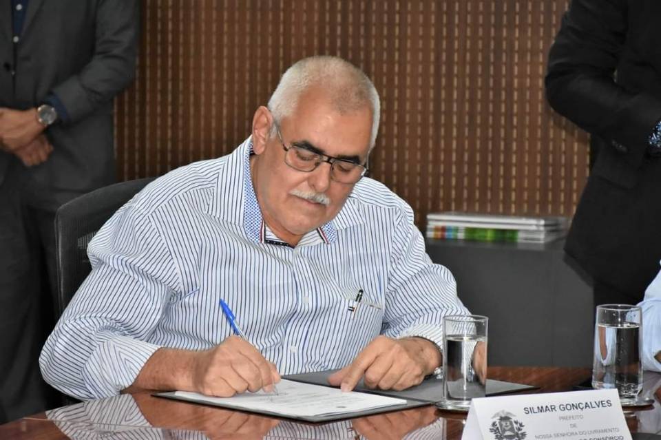 Prefeito e três secretários são alvos de operação por desvio e irregularidades em contratos