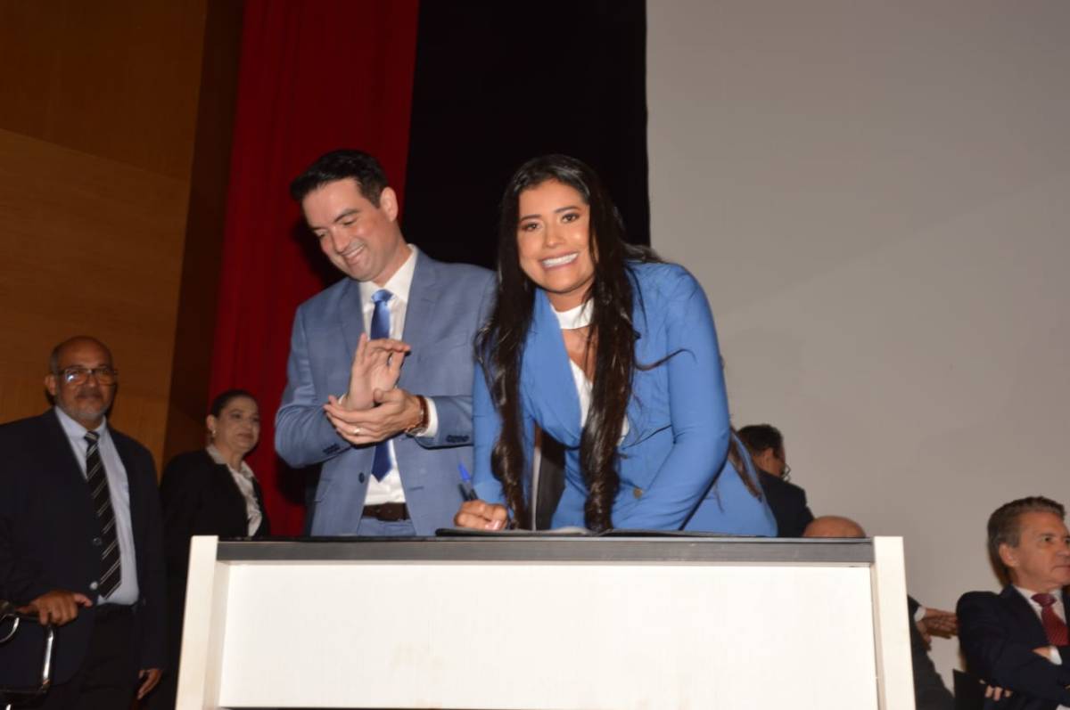 Prefeita Francieli toma posse na diretoria da AMM e representa a Baixada Cuiabana