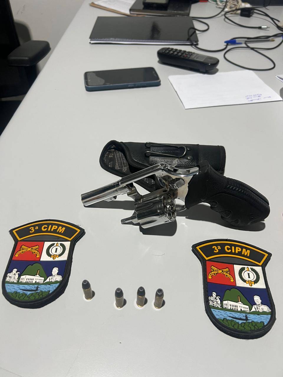 Jovem é preso com arma de fogo após ficar nervoso com a presença de guarnição de PMs