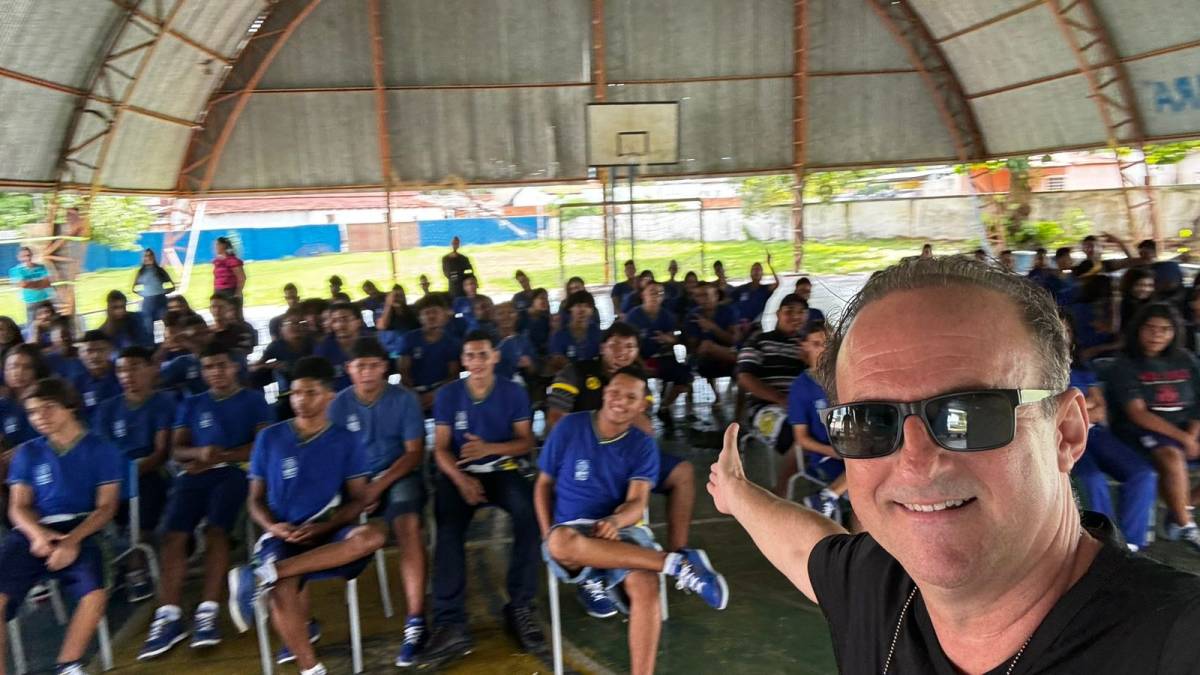 Delegado Jefferson faz palestra em escola e destaca hierarquia, disciplina e respeito aos professores como valores da educação
