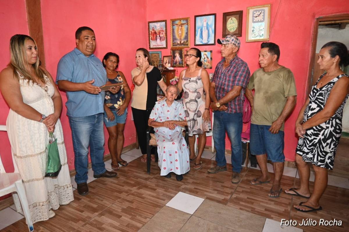 Vereador Rominho entrega Moção de Aplausos a Dona Sinhá matriarca da família Queiroz;<VIDEO>
