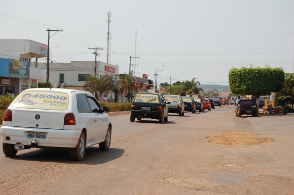 Aproximadamente 40 veículos recebem Guilherme Maluf em Comodoro