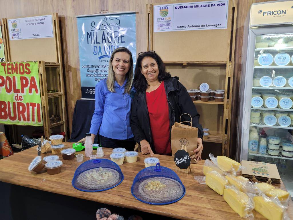 Agricultora apresenta queijos para intolerantes à lactose