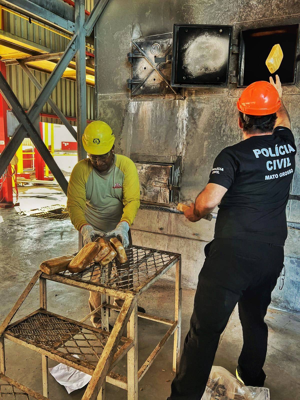Delegacia de Polícia Civil incinera drogas apreendidas desde 2010 em Santo Antônio do Leverger