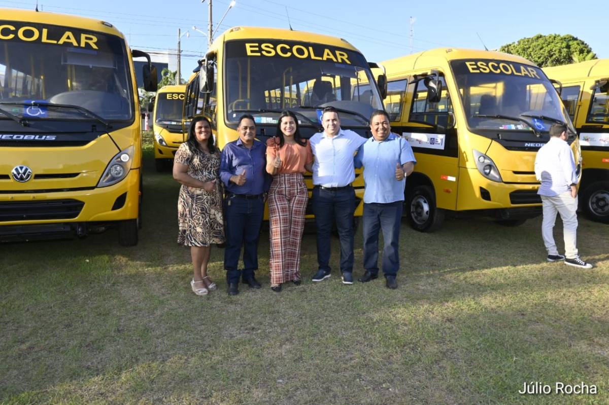 Prefeita Francieli e vereadores recebem 12 novos ônibus escolares para Leverger;<VIDEO>