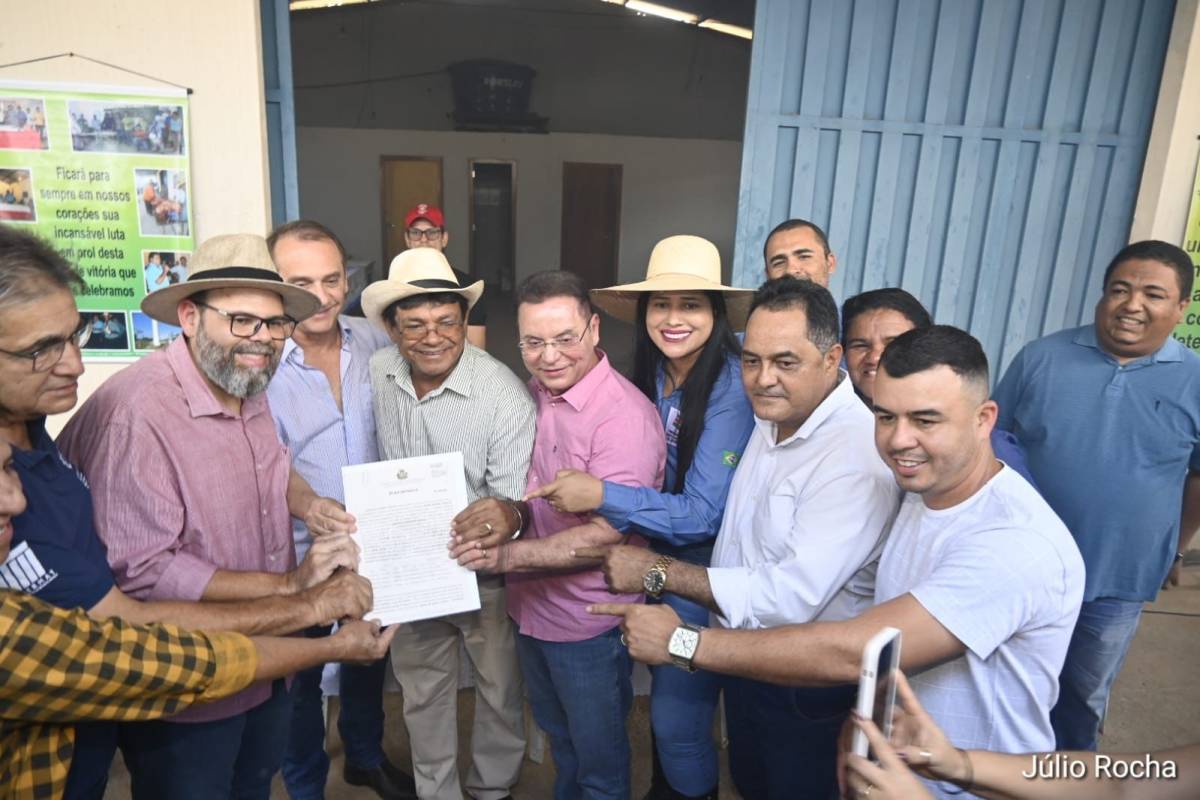 Prefeita Francieli e lideranças políticas entregam escrituras a moradores da Gleba Resistência; VEJA FOTOS