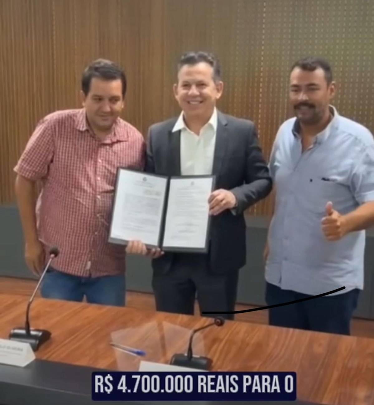 Diego e Bira participam de cerimônia no Palácio Paiaguás, governador assina convênio de novo asfalto para Distrito de Acorizal 