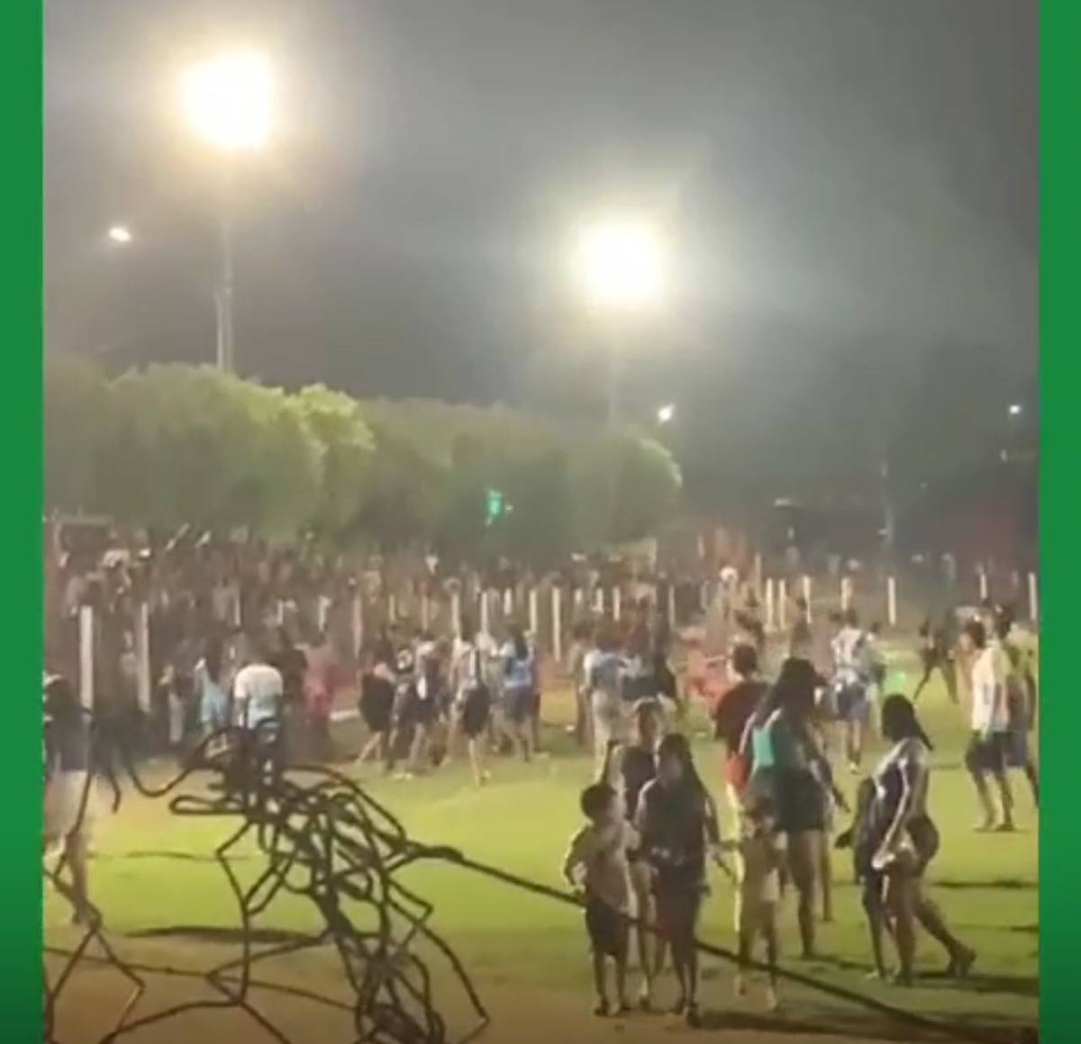 Jogo de futebol amador termina em pancadaria e confusão generalizada;<VIDEO>