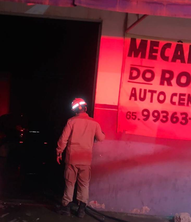 Corpo de Bombeiros combate incêndio em oficina mecânica em Santo Antônio de Leverger;<VIDEO>