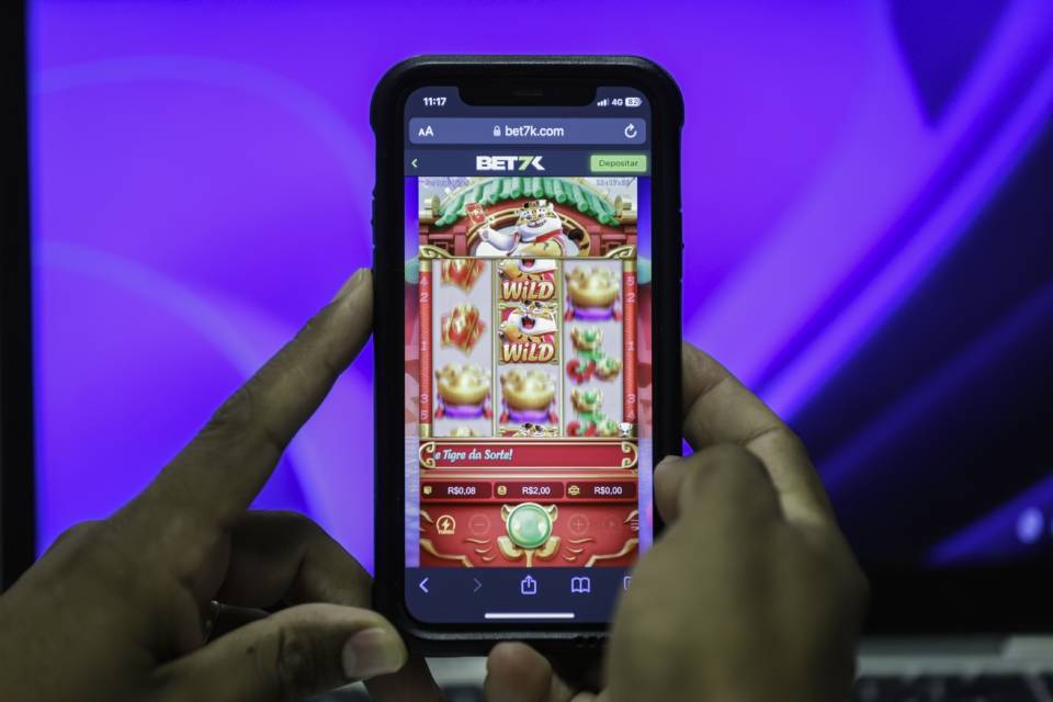 Beneficiários do Bolsa Família em Cuiabá apostam mais de R$ 6 milhões por mês no 'jogo do Tigrinho e bets'