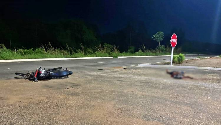 Motociclista tem cabeça esmagada e massa encefálica exposta após ser atropelado